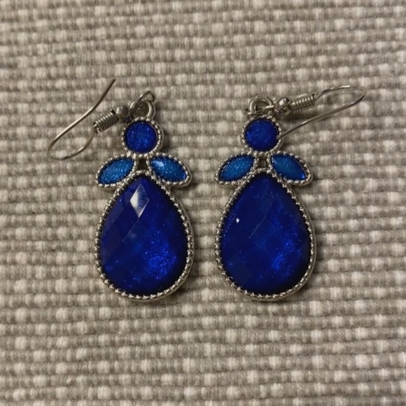 Stylish Shimmer Blue Necklace and Earring Set! (Bundle Set) - Picture 7 of 9